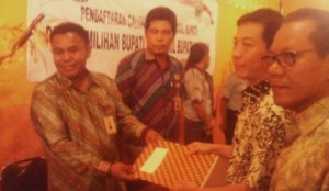 Atet menyerahkan dokumen pendaftaran Balon Bupati ke Ketua KPU Natuna, Affuandris S Com 