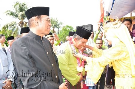 Bupati Bintan Ansar Ahmad, dan Walikota Singkawang Awang Ms saat peresian rumah singgah Kab. bintan Di Singkawang