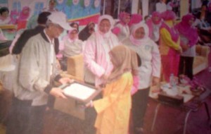 M. Sani, Gubernur Kepri,  memberikan bantuan kepada anak saat peringatan Hari Anak Nasional di Tanjung Batu, Karimun (3/8).
