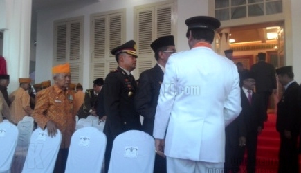 Soerya Respationo, Wakil Gubernur kepri sebelum upacara penurunan bendera memperingati hUT RI Ke-70, menyempatkan diri menyalami para veteran (17/08).