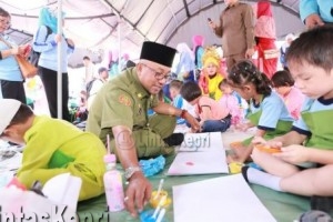 Lis Darmansyah, Walikota Tanjungpinang embaur bersama anak-anak PAUD, (31/8).