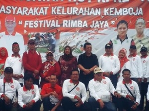 H Syahrul Spd, wakil Walikota Tanjungpinang,Ansar Ahmad  dan Panitia foto bersama usai pembukaan Festival Rimba Jaya (22/8). Foto:Kdr