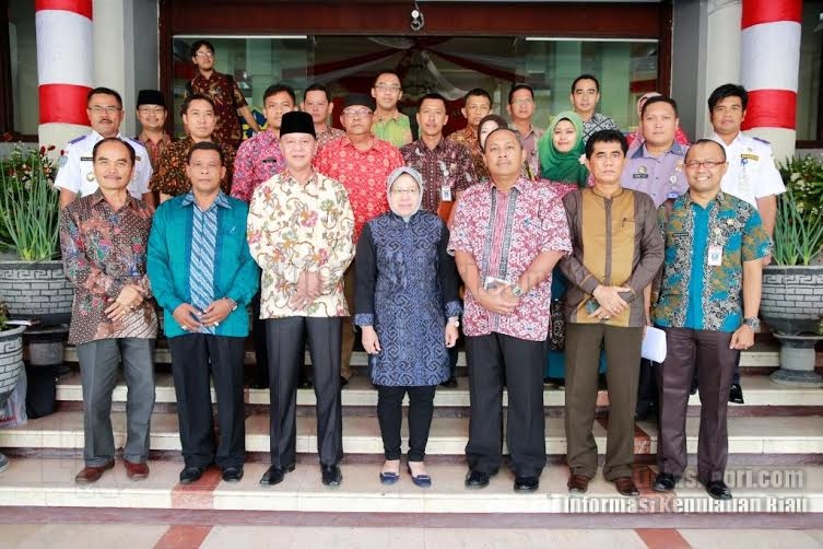 Rombongan SKPD Pemko Tanjungping foto bersama jajaran SKPD pemko Surabaya (20/8).
