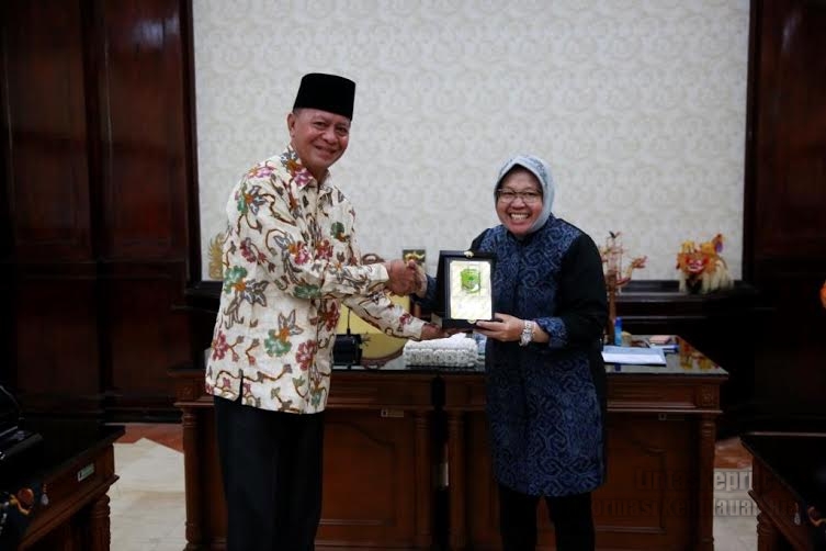 Syahrul Wakil Walikota Tanjungpinang, bertukar cindramata dengan Walikota Surabaya, Risma (20/8).