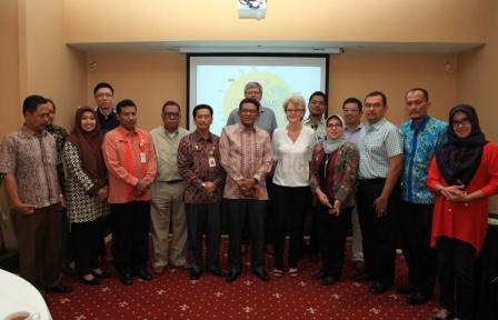 Riono ,Sekda Tanjungpinang foto bersama tim GIZ (20/8)