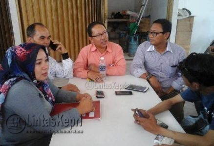Tim Pansel Direksi BUMD Tanjungpinang saat memberikan keterangan kepada sejumlah wartawan, Sabtu (5/9). Foto: Kdr