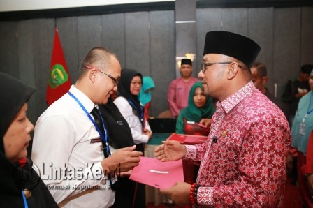 Lis Darmansyah, Walikota Tanjungpinang, menyerahkan piagam kelulusan kepada peserta Diklat, (11/9).
