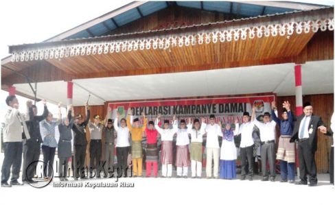 5 pasang cabub dan cawabub kabupaten natuna lakukan aksi damai (3/9).Foto: Herman