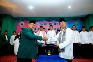 H. Huzrin Hood (Kiri),Ketua Umum DMI Provinsi kepri menyerahkan SK pengangkatan terhadap H. Syahrul (Kanan), S. Pd, sebagai Ketua Umum DMI Kota Tanjungpinang masa bakti 2015-2020, (15/10).