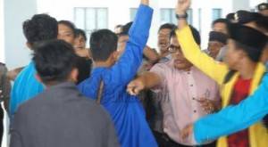 Mahasiswa bentrok dengan aparat kepolisian saat menggelar demo di gedung DPRD Kepri, (09/10)