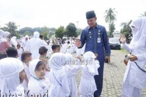 H. Syahrul, S. Pd, Wakil Walikota Tanjungpinang, terlihat akrb dengan anak-anak peserta Manasik Haji Cilik, (07/10).