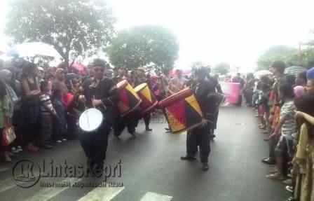 Organisasi Kerukunan Keluarga Tiku Pariaman (KKTP) Tanjungpinang, enunjukan kebolehannya berain Gendang Tambur saat Pawai Pembangunan, (27/10).