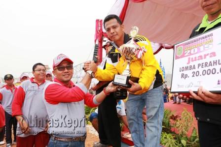 Walikota Tanjungpinang, Lis Darmansyah menyerahkan piala bergilir Gubernur Provinsi Kepri kepada tim Podsi Saralangun Jambi, (25/10).