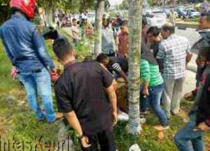 Warga sedang menolong dua siswi yang mengalami kecelakaan dan terkapar  di Jalan Basuki Rahmad, (21/10)