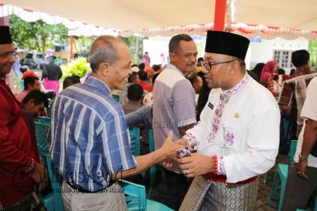 Lis menyempatkan diri untuk menyapa warga, usai membuka acara Sosialisasi Peningkatan Pengetahuan Pemilih Tentang Pelaksanaan Pilkada Kepri, (13/11).