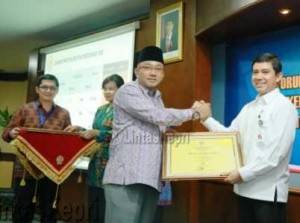 Walikota Tanjungpinang, Lis Darmansyah SH Saat Menerima Penghargaan Dari Menpan RB RI, Prof.DR.Yuddy Chrisnandi, ME.