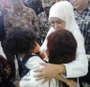 Mensos RI Khofifah Indar Parawansa, meneteskan air mata dan memeluk salah seorang, Tenaga Kerja Indonesia/ Wanita Bermasalah (TKI/W-B) di RPTC Tanjungpinang