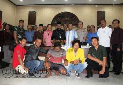 Foto bersama pada mediasi kasus lahan Stisipol dan Hengky Suryawan di Makopolres Tanjungpinang