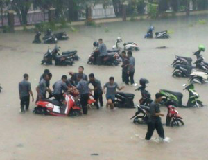 Beginilah Kondisi Jalan Pemuda saat Dilanda Banjir tepat didepan SMA 4 Tanjungpinang