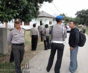 Polisi saat Berjaga di Masjid Baitul Awal Toapaya, Kabupaten Bintan