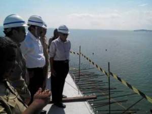 Plt Gubernur Kepri Nurdin Basirun meninjau pembangunan jembatan 1 Dompak