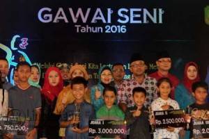 Walikota Tanjungpinang, Lis Darmansyah berfoto bersama para pemenang Gawai Seni 2016. (F. Aji Anugraha)