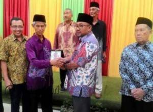 Walikota Tanjungpinang, Lis Darmansyah saat menerima cenderamata dari Persatuan Pegawai Perhematan Pendidikan Batu Pahat, Johor, Malaysia