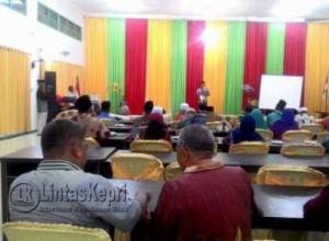  Suasana acara pertemuan silaturrahmi antara rombongan Persatuan Pegawai Perhematan Pendidikan Batu Pahat, Johor, Malaysia dengan Guru-guru pendidikan di Kota Tanjungpinang yang digelar di Aula SMKN 2 Tanjungpinang
