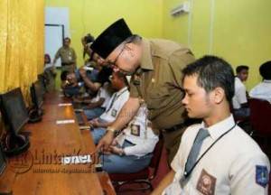 Walikota Tanjungpinang, Lis Darmansyah saat meninjau Ujian Nasional