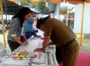Walikota Tanjungpinang, Lis Darmansyah ketika mengisi absen hadir