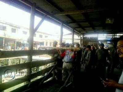Petugas saat membongkar bangunan 'Liar' Di Jalan Pelantar KUD Tanjungpinang, Kamis (7/4).