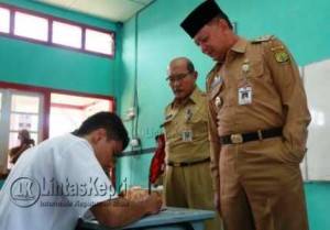 Wakil Walikota Tanjungpinang, Syahrul saat meninjau Ujian Nasional