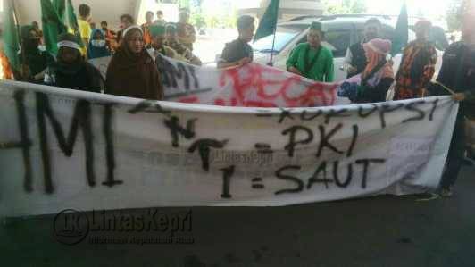 Aksi unjuk rasa HMI Kota Batam, di depan Kantor DPRD Kota Batam, Senin (9/5).