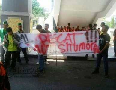 Aksi unjuk rasa HMI Kota Batam, di depan Kantor DPRD Kota Batam, Senin (9/5).