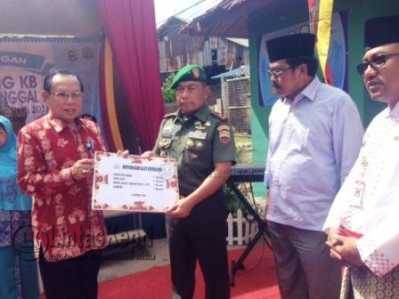 Kepala BKKBN RI, Surya Chandra menyerahkan secara simbolis alat kesehatan kepada Dandrem 033 Wira Pratama, Brigjen TNI Madsuni, Jumat (27/5).