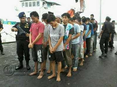 33 ABK Kapal Tanpa Nama GT.30, yang membawa muatan 700/balpress pakaian bekas dari Malaysia, saat diamankan DJBC Meral, Kab.Karimun.