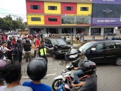 Inilah kondisi mobil saat Lakalantas Nisan X-Trail Nopol BK 477 QY dengan Inova B 1700 PZJ, di Jalan DI Panjaitan, Kilometer 9 Tepat didepan swalayan welcom, Kamis (12/5)
