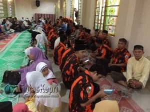 Pemuda Pancasila saat Buka Bersama anak panti di masjid Agung Al-Hikmah Tanjungpinang, Kamis (9/6)
