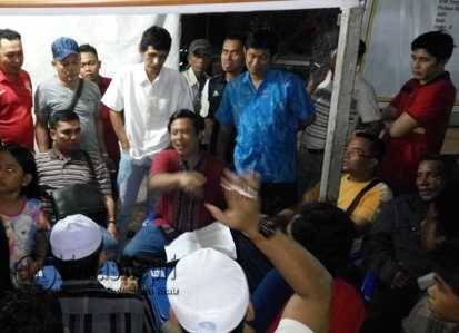 Ketua Panitia Bazar Malam Ramadhan, H.Nurman, diantara para pedagang, Selasa (28/6) malam.