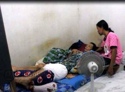 Sumarni Sofiyati (58) Seorang Penderita Tumor Ganas satadium empat, Terbaring dirumahnya, JL Hangtuah Raya, Kamis (16/6)