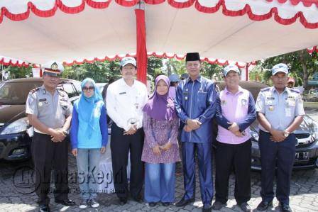 Wakil Walikota Tanjungpinang yang biasa disapa Ayah Syahrul saat berfoto bersama Kepala BLH Kota Tanjungpinang, Yuswandi dan pihak terkait usai kegiatan Uji Emisi Kendaraan Roda Empat di Lapangan Pamedan Ahmad Yani Kota Tanjungpinang, Rabu (31/8).