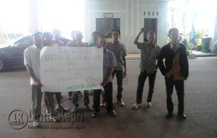 Gerbang Muda Tamaddun (GEMTA) Kepulauan Riau saat mendatangi Kantor DPRD Kepri di Pulau Dompak, Kamis (22/9) siang.