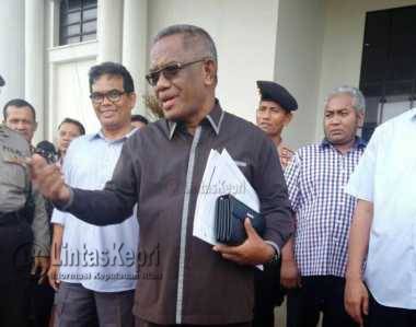 Pengacara Provinsi Kepri, Bani Doli saat menyambut para Unras di halaman kantor Gubernur Kepri, Dompak Kamis (8/9)