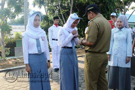 Remaja putri siswi SMAN 2 saat menerima tablet tambah darah dari Walikota Tanjungpinang, Lis Darmansyah.