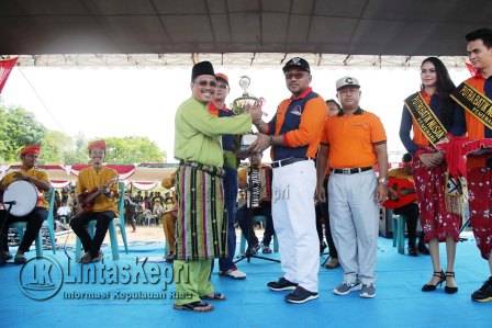 Penyerahan piala bergilir Gubernur Kepri dari pemenang lomba tahun 2015 yakni Jambi yang diserahkan Sekretaris Daerah Provinsi Kepri Tengku Said Arif Fadillah kepada Walikota Tanjungpinang Lis Darmansyah.
