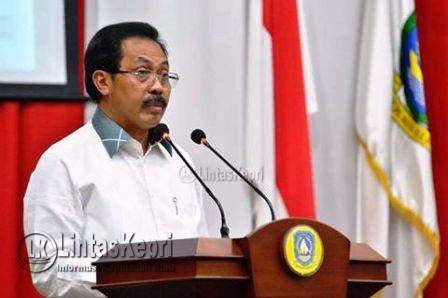 Gubernur Kepri Nurdin Basirum saat menyampaikan Nota Keuangan Rancangan Perubahan RAPBD 2016 di Paripurna DPRD Kepri, Senin (10/10/2016) Dompak, Tanjungpinang.