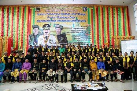 Gubernur Kepri Nurdin Basirun saat foto bersama Walikota Tanjungpinang Lis Darmansyah, Wakil Walikota Tanjungpinang Syahrul, Ketua LAM Kepri Abdul Razak, Sekretaris Daerah Kabupaten Karimun, Jajaran Kepala SKPD Povinsi Kepri, Sejumlah pejabat di lingkup Pemerintah Kota Tanjungpinang, tokoh agama serta tokoh masyarakat se-Provinsi Kepri.