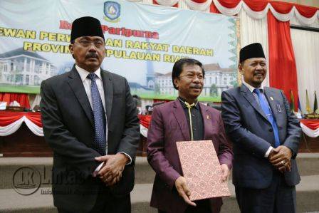 Ketua DPRD Kepri Jumaga Nadeak (Tengah) berfoto bersama Gubernur Kepri Nurdin Basirun (Kiri) dan Wakil Ketua II DPRD Kepri Husnizar Hood (Kanan) usai paripurna.