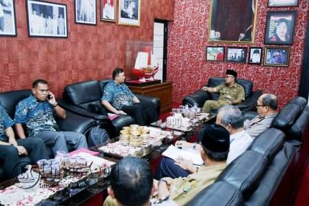 Tim Monitoring dan Evaluasi Assessment SSDM Mabes Polri terlihat berbincang dengan Walikota Tanjungpinang Lis Darmansyah di Kantor Walikota Tanjungpinang, Senggarang, Senin (10/10).