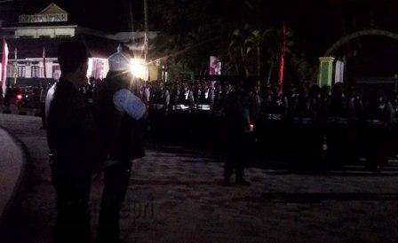 Walikota Tanjungpinang Lis Darmansyah saat memimpin apel siaga bersama anggota Dishub dan Satpol PP Kota Tanjungpinang untuk pengamanan penutupan event Sail Selat Karimata di gedung Gonggong, Kamis (27/10) malam.